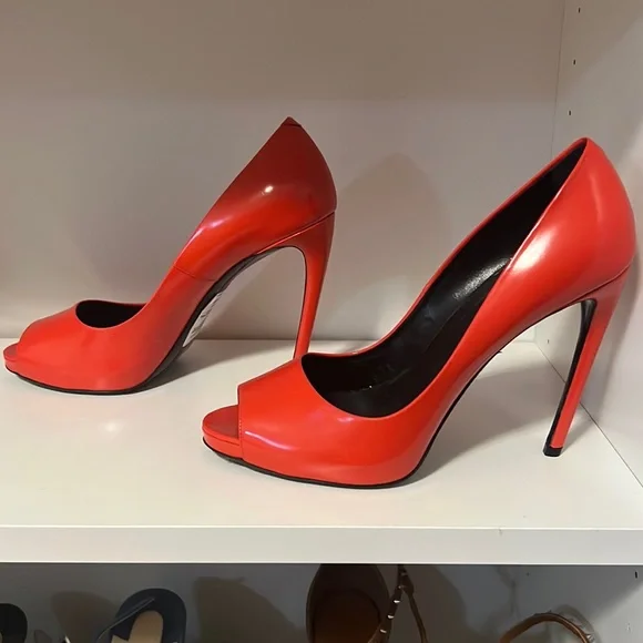 Never been used Roger Vivier
Leather Peep-Toe Pumps
39 (9)
Fuoco Red - Picture 1 of 4